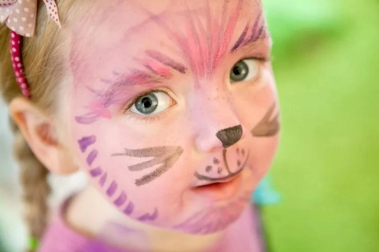 ein katzengesicht schminken für halloween ist bei kindern sehr beliebt