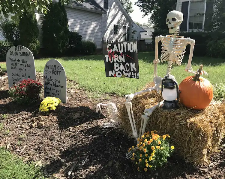 Eine Friedhofsszene für Halloween im Garten kreieren