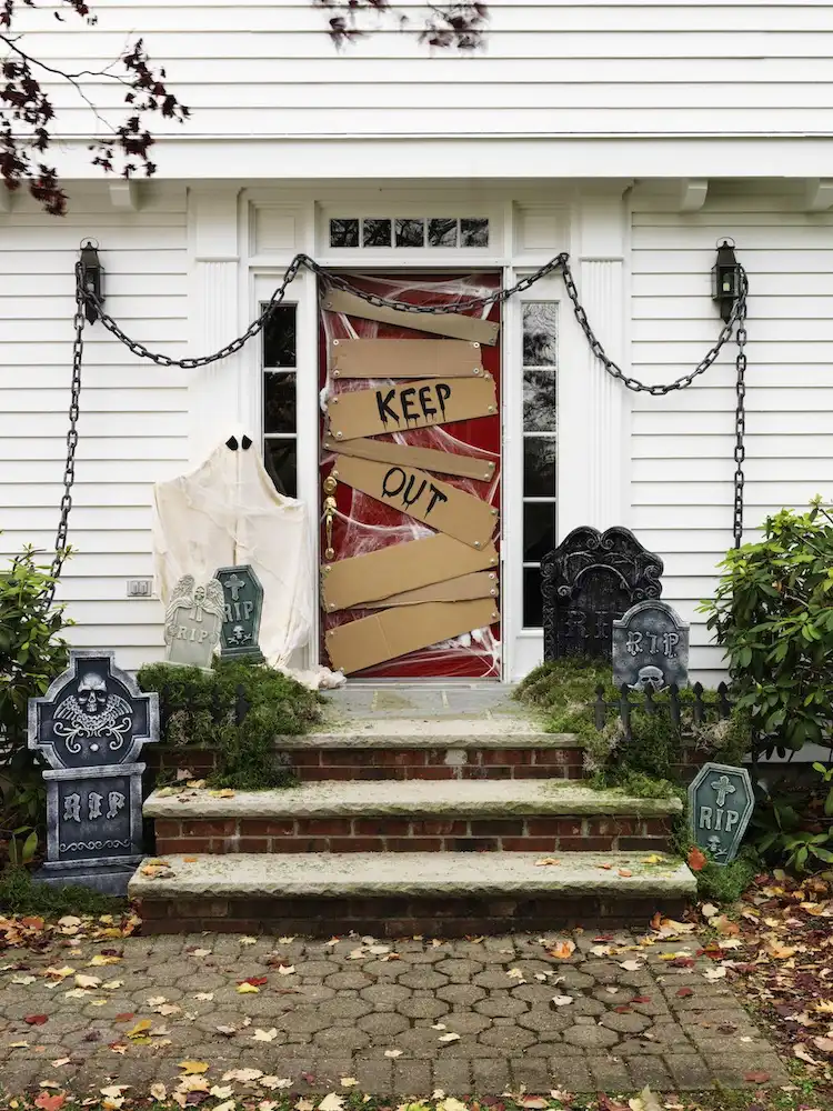 Einfache Halloween-Deko für Haustür mit Pappe