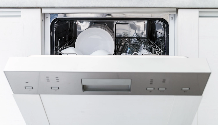 einfache und regelmäßige pflegemaßnahmen ergreifen und spülmaschine innen reinigen