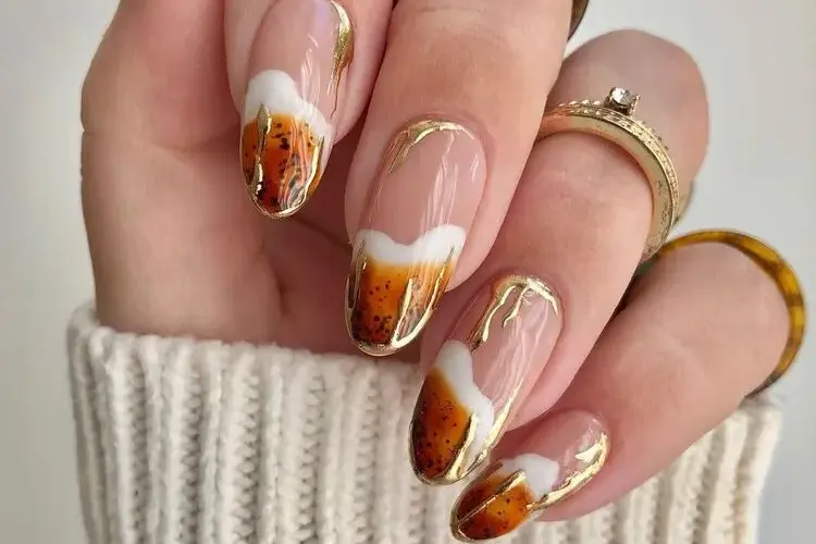 elegante pumpkin spice ombre nails mit goldenen akzenten