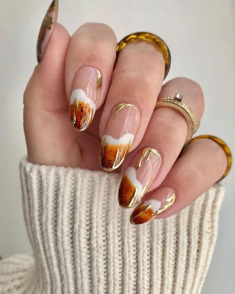 elegante pumpkin spice ombre nails mit goldenen akzenten