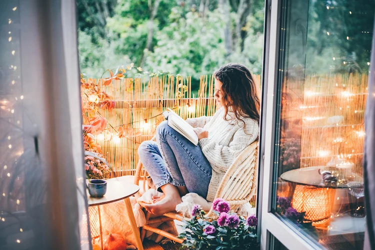entspannte atmosphäre auf dem balkon als idealer ort zum lesen und verweilen