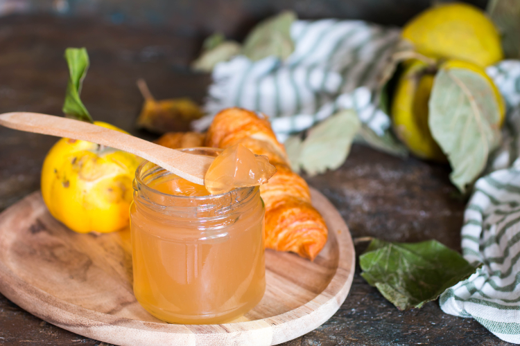 frühstück mit croissant und quittengelee