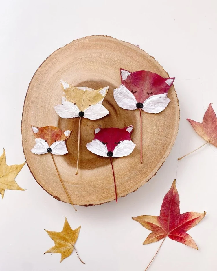 Fuchs mit Herbstblättern basteln Anleitung