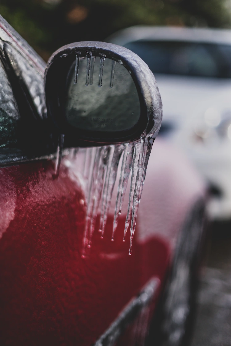 gefrorene autospiegel an eistagen mit hausmitteln wie essig enteisen können