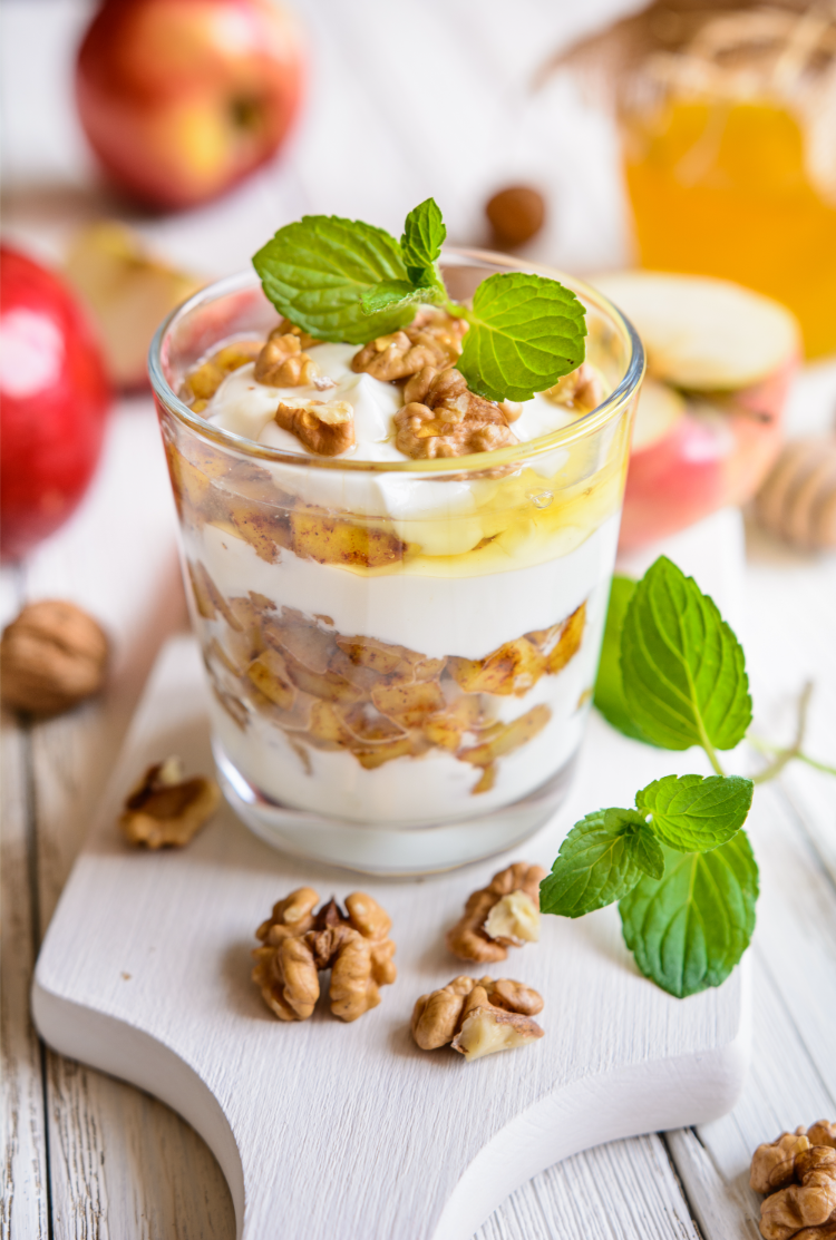 geschichtetes apfeldessert mit mascarpone, walnüssen, zimt und honig im glas