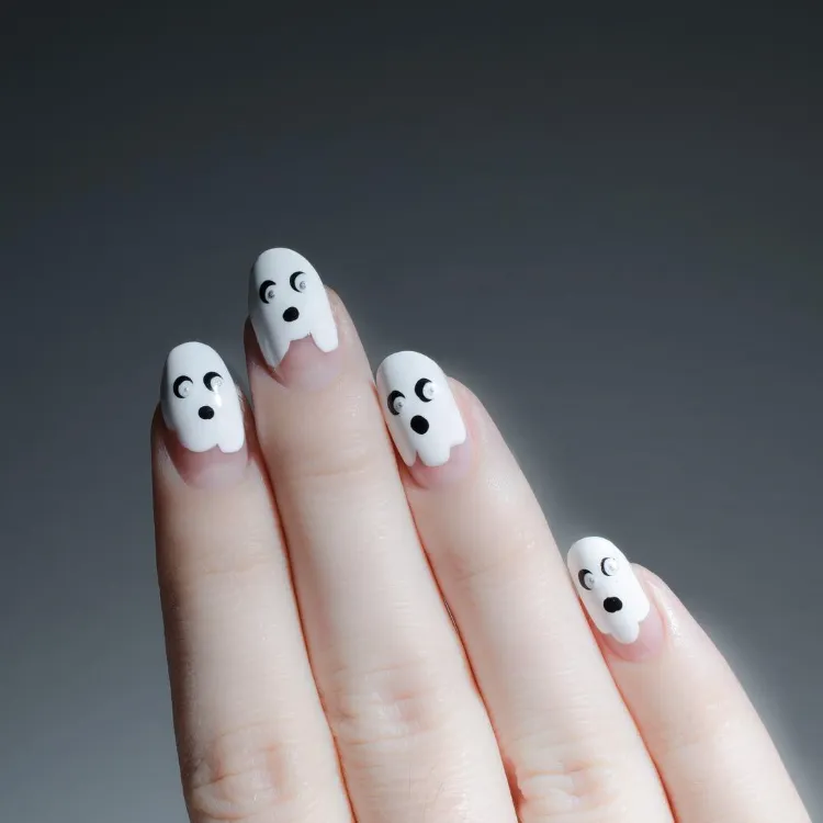 gespenster nageldesign selber machen halloween nails trends 2023