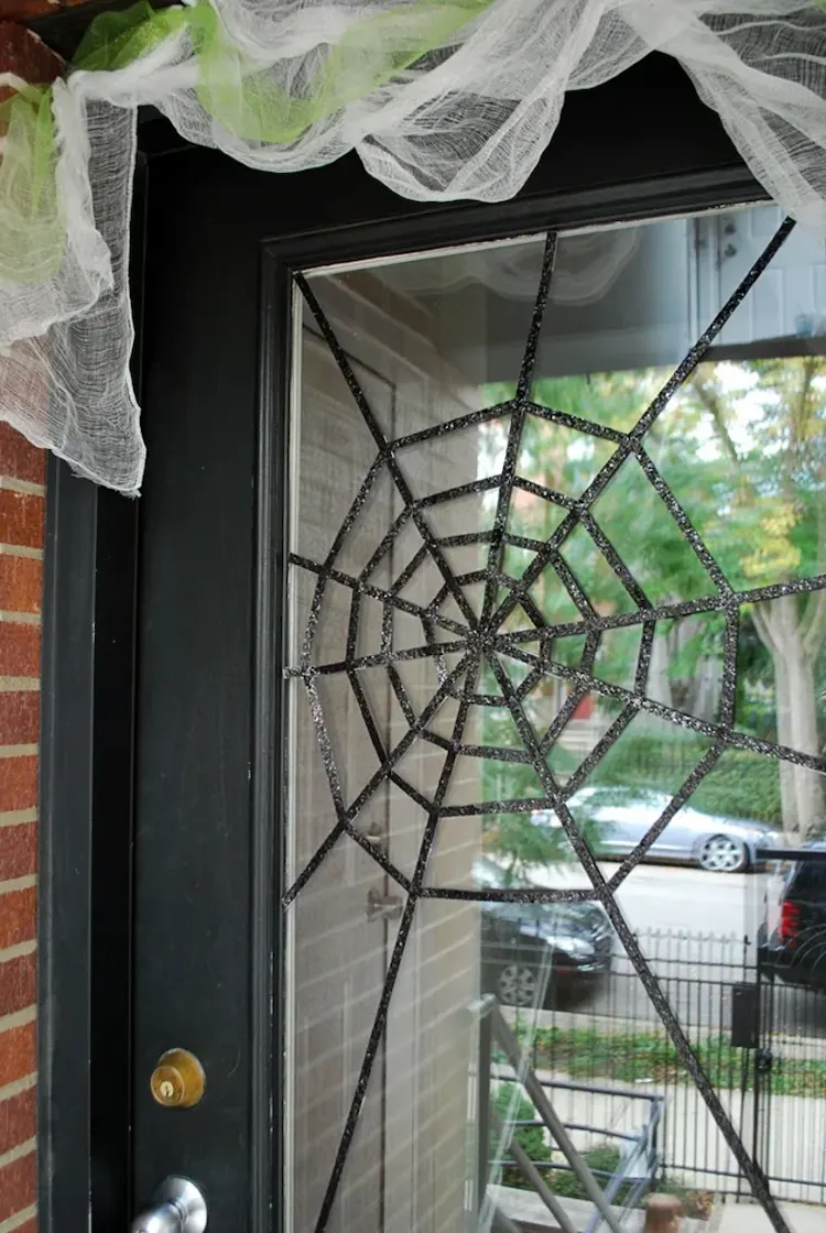 Glashaustür mit Spinnennetz zu Halloween dekorieren