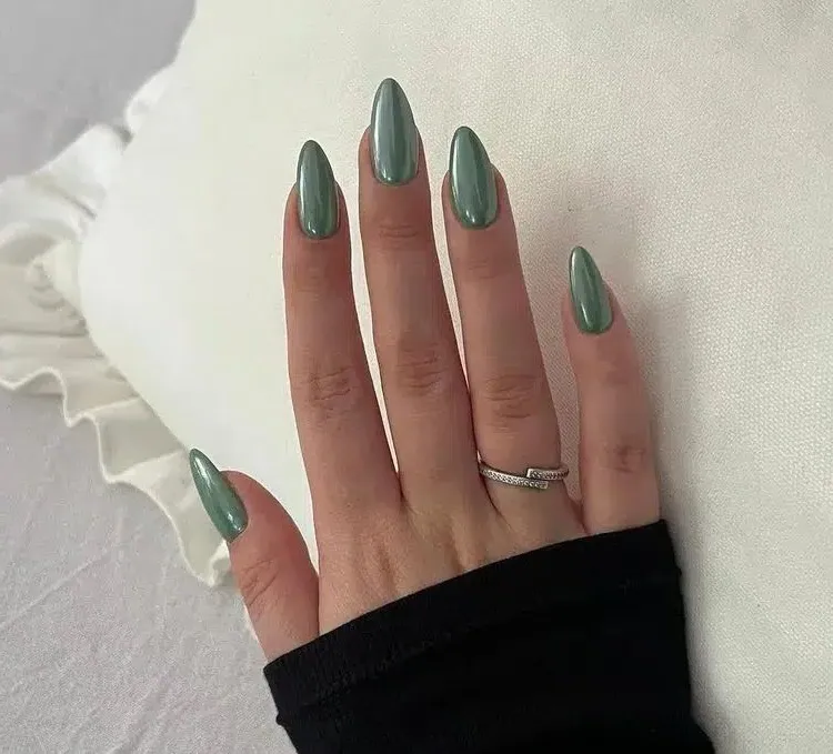 glazed donut nails in grün für mandelförmige nägel