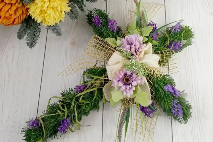 grabdeko selber machen in form eines kreuzes und mit blumen