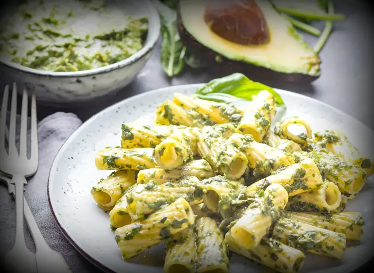 Grüne Avocado Lemon Pasta ohne Kochen - Veganes Blitz-Rezept mit Gemüse