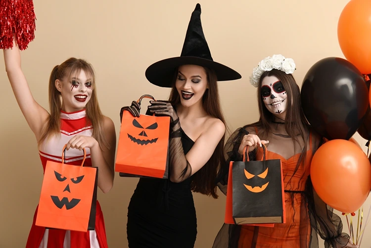 Gruselige Cheerleaderin, Hexe und La Catrina als Halloween-Schminke
