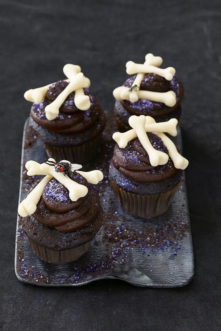 gruselige cupcakes mit schokoladenknochen