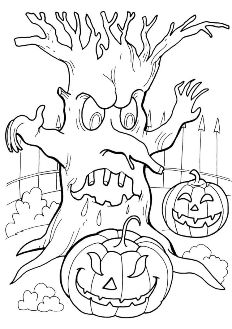 Gruseliger Baum mit Halloween-Kürbissen auf dem Friedhof
