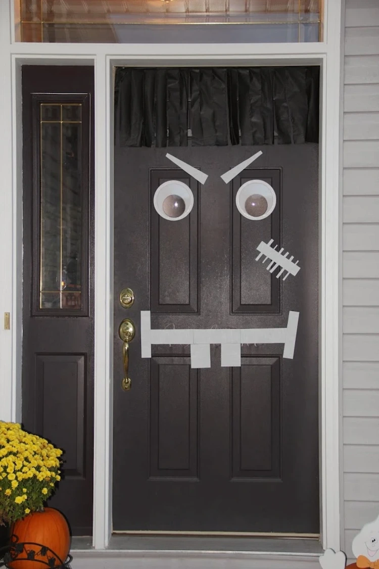 Gruseliges Gesicht für Haustür aus Malerband und Wackelaugen basteln