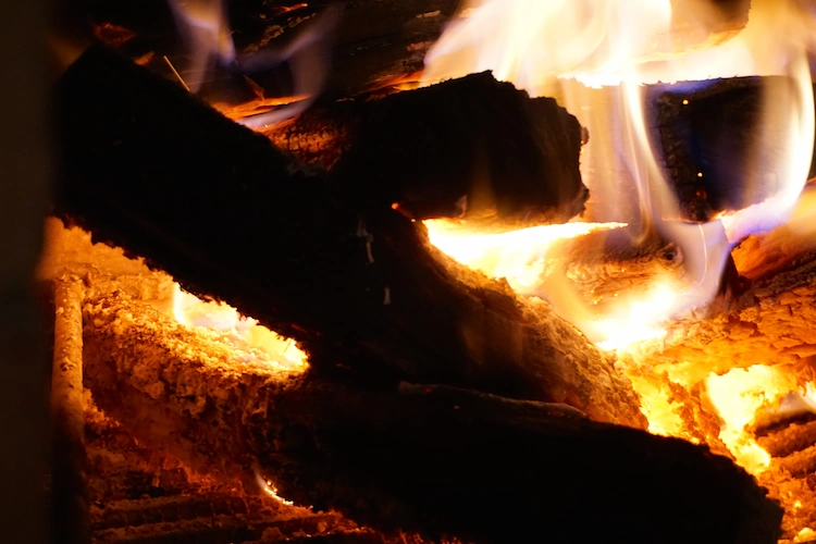 gut brennendes feuerholz verwenden und damit den kamin richtig anfeuern