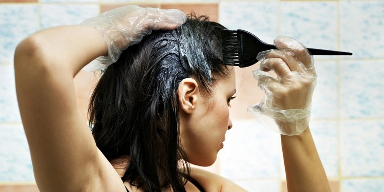 Haarfarbe aus Kleidung entfernen - Diese Methoden mit Hausmitteln lösen das Problem