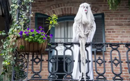 halloween deko für den balkon geister mit weißem gewand aufstellen