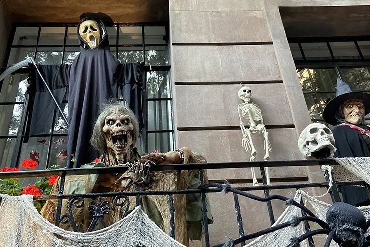 halloween deko für den balkon mit skeletten, zombie, sensenmann und hexe