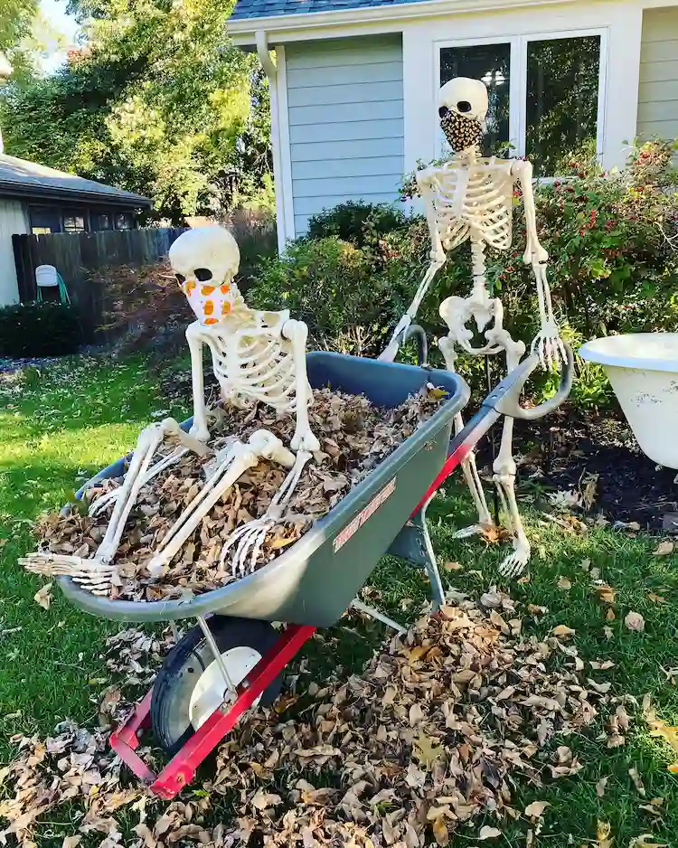Halloween Deko mit Schubkarre und Skeletten