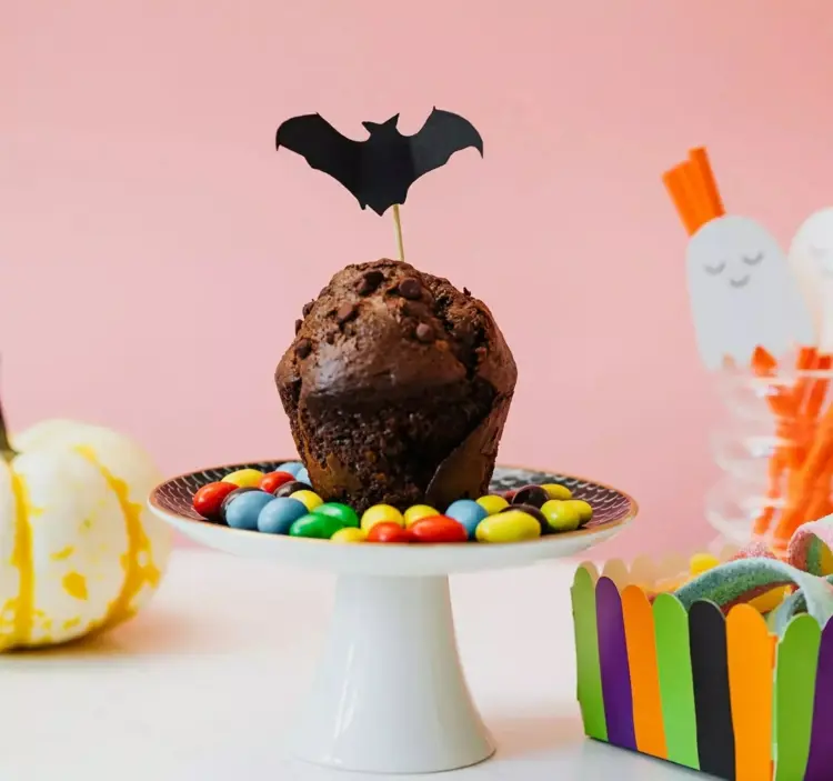 halloween muffins dekorieren mit vorlage zum ausdrucken fledermaus, geist, hexenhut und katze