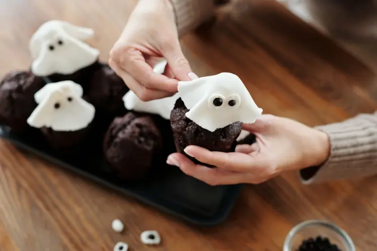 halloween muffins dekorieren mit weißem fondant kleine geister herstellen