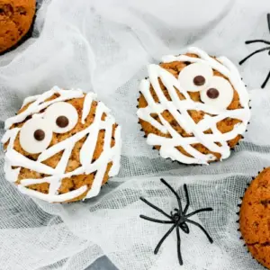 halloween muffins dekorieren mumien mit frosting oder fondant in weiß
