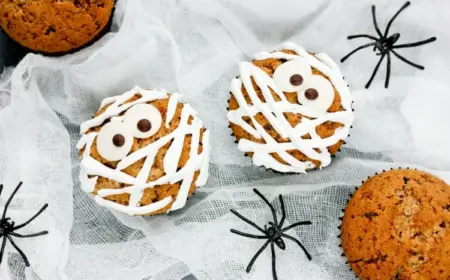 halloween muffins dekorieren mumien mit frosting oder fondant in weiß
