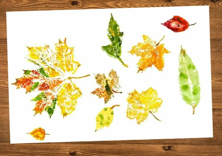 Herbstbilder malen mit Kindern - Laubblätter als Stempel für Acryl verwenden