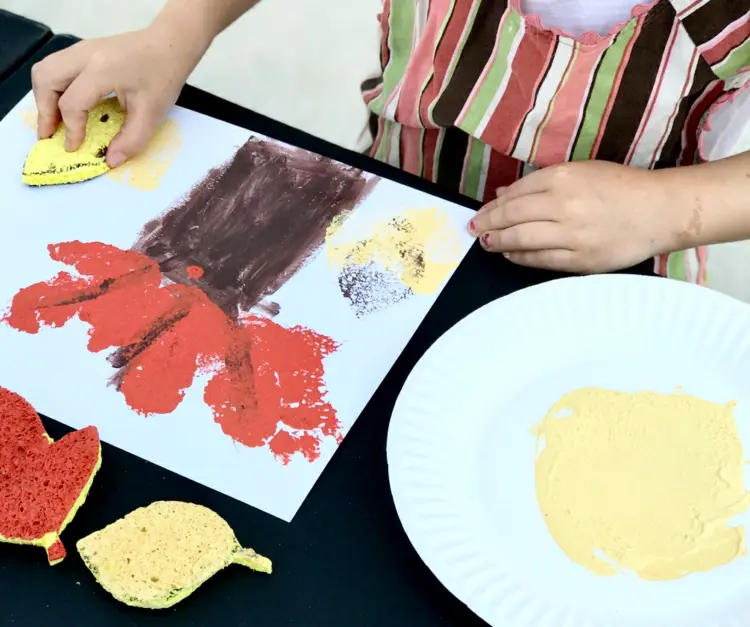 Herbstbilder malen mit Kindern - Stempel in Blattform aus Schwämmen ausschneiden