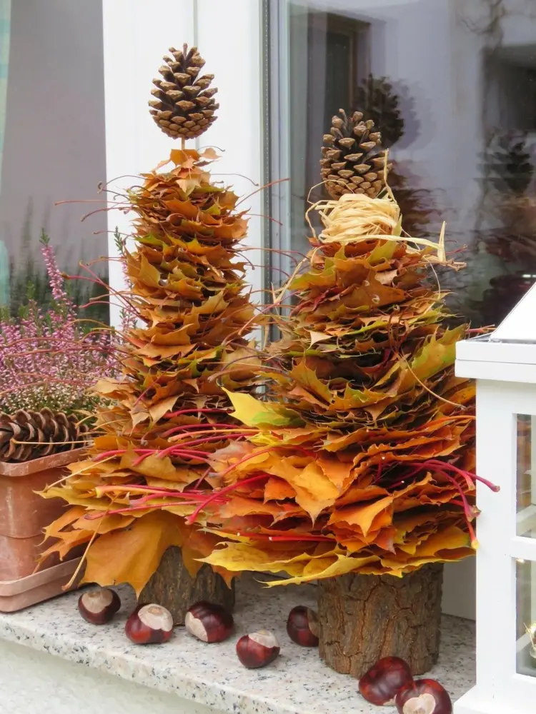 Herbstdeko für den Garten mit Laub und Zapfen herstellen - Hübsche Tannenbäume