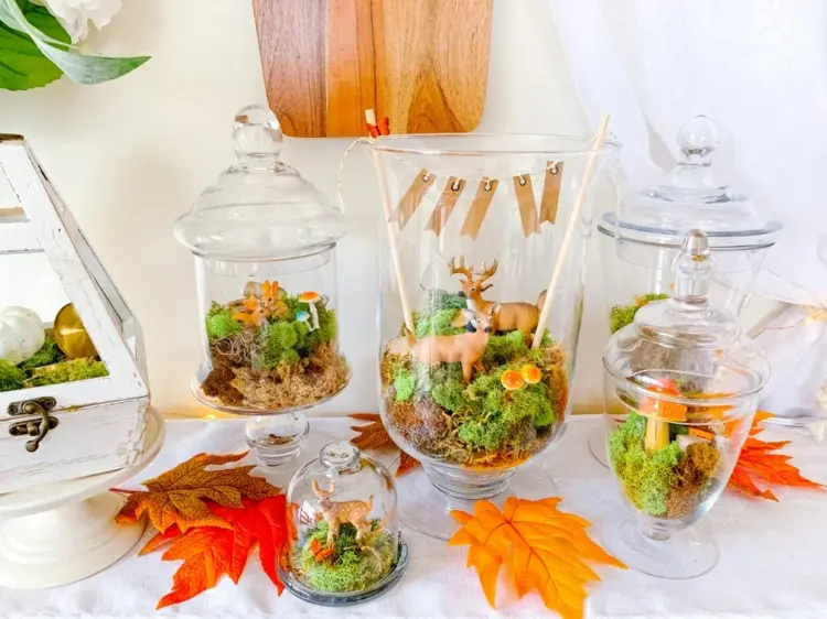 Herbstliche Deko mit Naturmaterialien im Glas - Landschaft mit Moos und Tieren