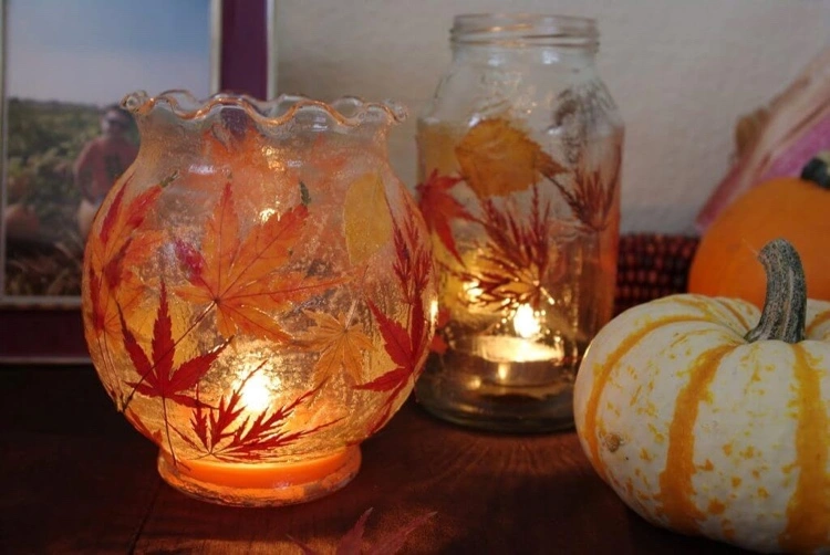 Herbstliche Laterne aus Glas basteln und dekorieren
