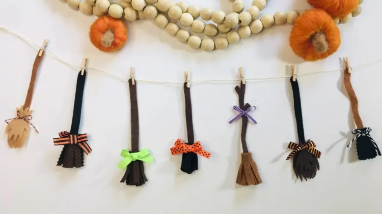 hexenbesen basteln aus filz für eine dekorative girlande zur halloweenparty