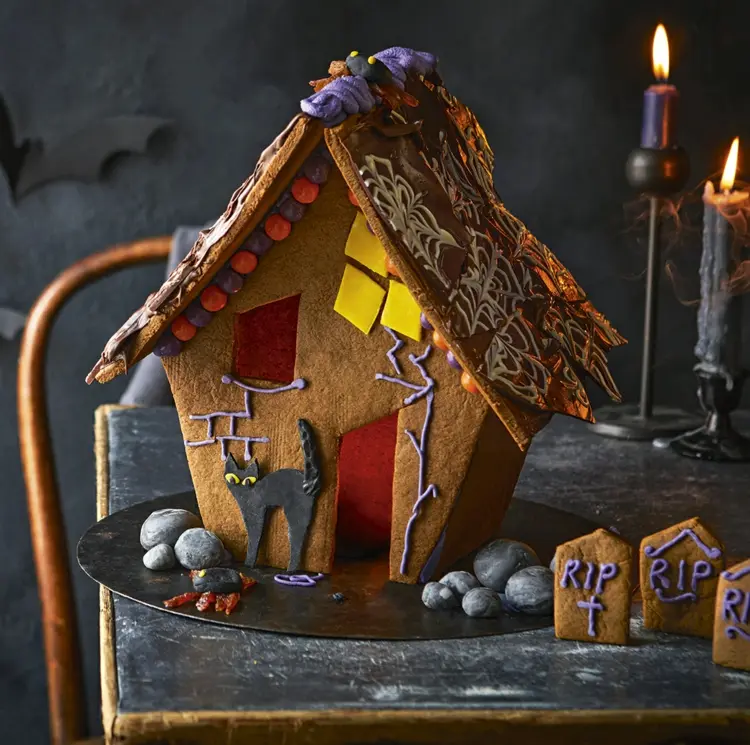 hexenhaus als halloweenidee zum selbermachen mit pfefferkuchen und glasur