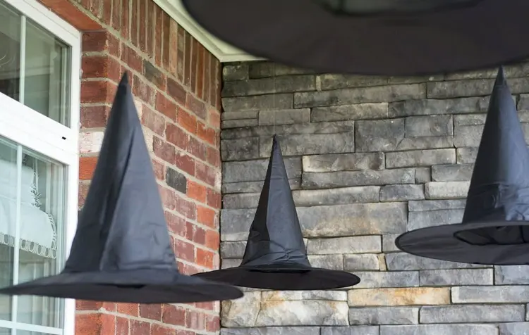 hexenhüte aufhängen für eine schnelle, gruselige halloweendekoration