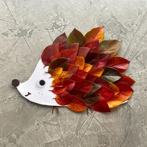 Igel basteln mit Vorlage und bunten Herbstblättern