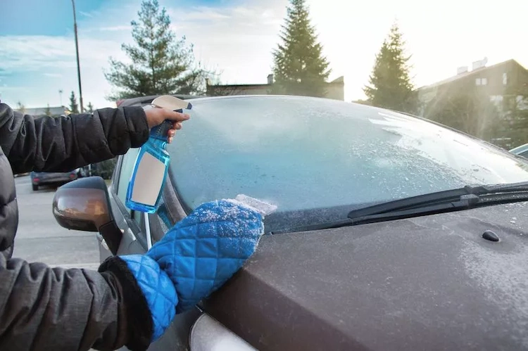 in einer sprühflasche scheibenenteiser selbst gemacht auf autofenster im winter anwenden