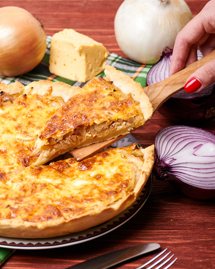 knusprigen blätterteig mit karamellisierten zwiebeln und parmesan