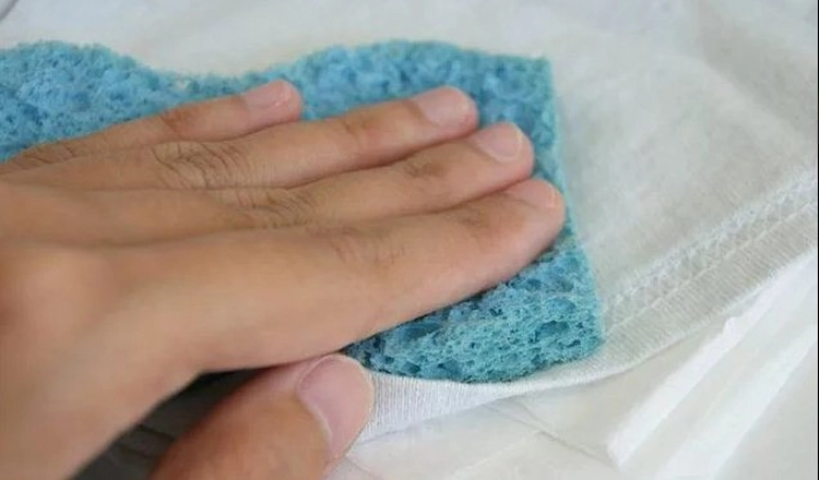 küchenschwamm verwenden und gewaschene textilien damit von rückständen befreien