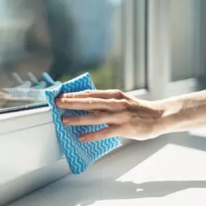 Kunststoff Fensterrahmen mit weichem Tuch abwischen