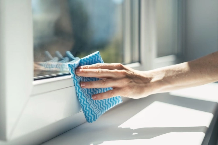 Kunststoff Fensterrahmen mit weichem Tuch abwischen