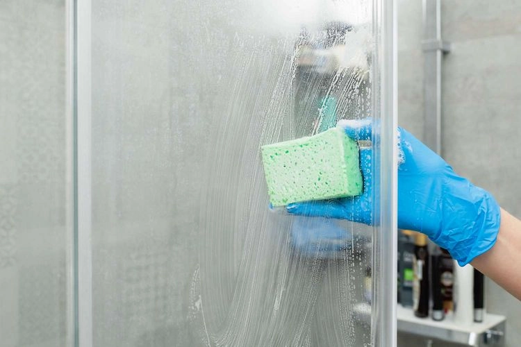 kunststoff-schiebetür der dusche reinigen - mit diesen hausmitteln entfernen sie hartnäckigen kalk und schmutz