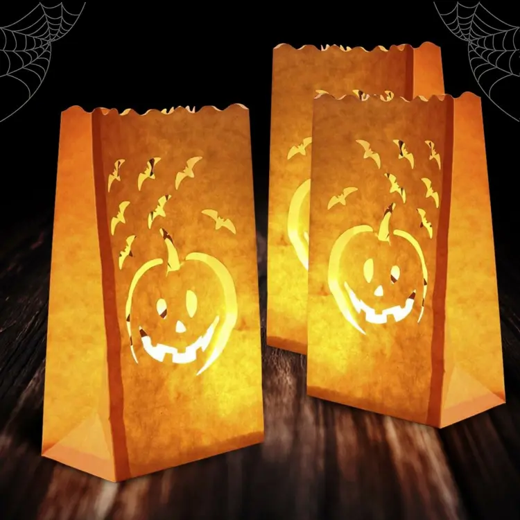 Leuchtende Halloween-Deko selber machen mit Brotpapiertüte und Kürbissen