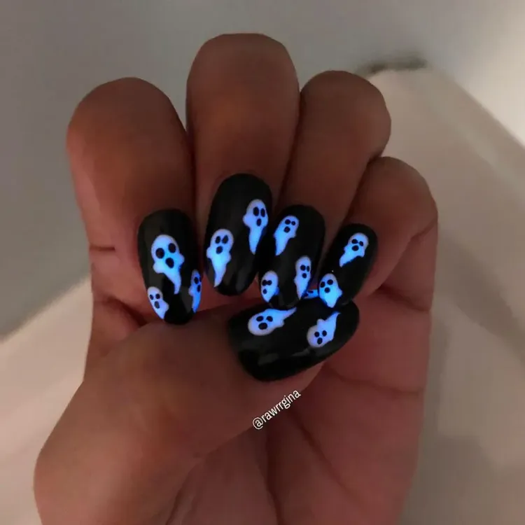 leuchtender nagellack im dunkeln halloween nails 2023
