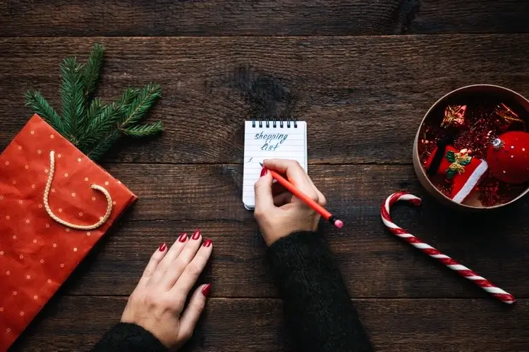 liste mit geschenkideen für weihnachtsshopping erstellen