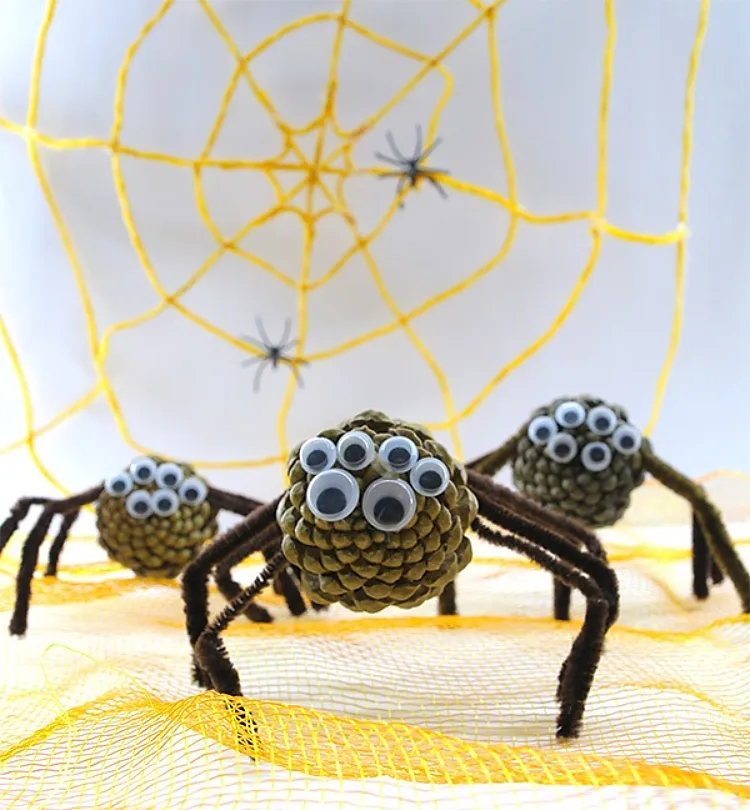 Lustige Spinnen aus Pfeifenreiniger und Tannenzapfen basteln