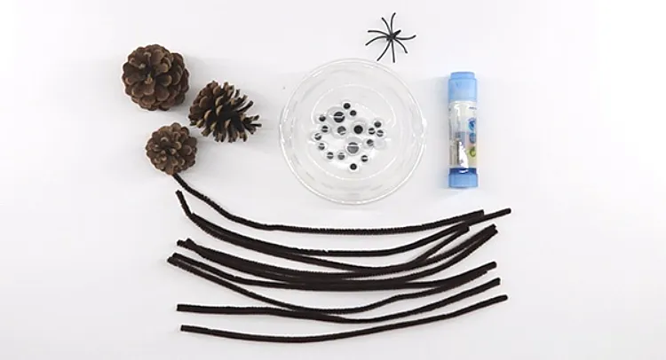 Materialien für Spinnen aus Tannenzapfen und Pfeifenreinigern für Halloween