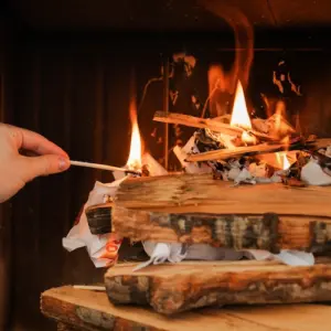 mit papier und zündholz kamin richtig anzünden können